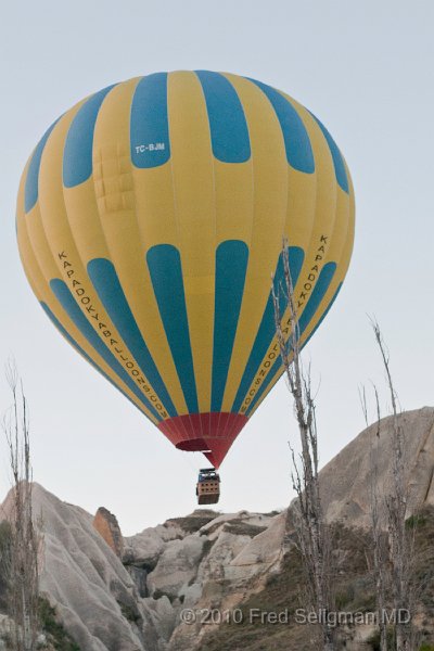 20100405_063345 D300.jpg - Nearby balloon has lifted off